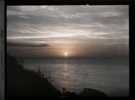 Image représentant Végétation se découpant en ombre chinoise sur la mer, lors d'un lever de soleil au cap Martin
