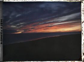 Image représentant Coucher de soleil sur le golfe de Durazzo: une avant-dernière avec moins d'intensité, lignes de petits nuages noirs