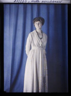 Image représentant https://musee-albert-kahn.s-museum.fr/home/NWQ2OTAwYzNmYjZlZTk1ZWQwODJmMjY4L2dlbmVyaWMtbm90aWNlLXRhYi9hdXRob3JpdHkvNjE3YTc5ZjVjZjhiODk2OGIzMzM3ZDIx/5d6900c3fb6ee95ed082f268/generic-notice-tab/authority/617a79ebcf8b8968b3336ee9 Mademoiselle Heilbronn