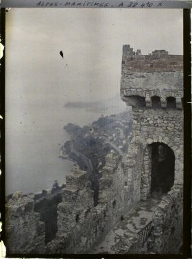 Image représentant Vue sur le littoral, en direction de Monaco, depuis la tour de guet du château de Roquebrune