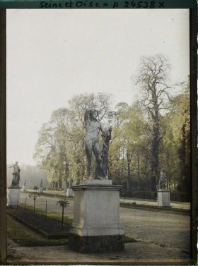 Image représentant Le parc, l'allée des Statues