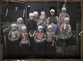 Image représentant Femme et jeunes filles en costume de l'île