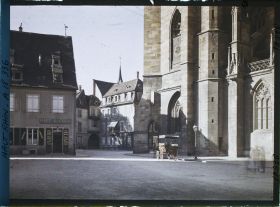 Image représentant France, Colmar, Un coin de Münster Platz, à gauche la Cathédrale