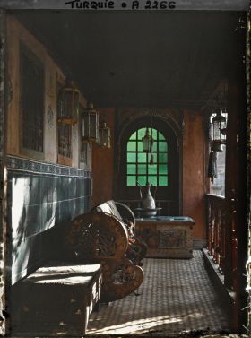 Image représentant Balcon orné de carreaux couleur émeraude dans la propriété du consul de France, Grégoire Bay