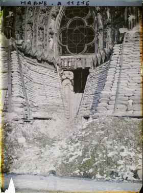 Image représentant Portail gauche de la cathédrale sous les protections anti-bombardement