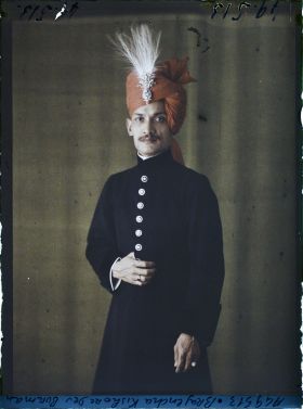 Image représentant Le prince  https://musee-albert-kahn.s-museum.fr/home/NWQ2OTAwYzNmYjZlZTk1ZWQwODJmMjY4L2dlbmVyaWMtbm90aWNlLXRhYi9hdXRob3JpdHkvNjE3YTc5ZjVjZjhiODk2OGIzMzM3ZDIx/5d6900c3fb6ee95ed082f268/generic-notice-tab/authority/617a79ebcf8b8968b3337081 Brajendra Kishore Deb Burman