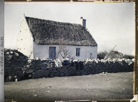 Image représentant Une maison aux murs chaulés et au toit couvert de chaume