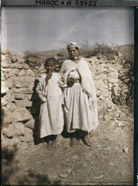 Image représentant Jeune femme et garçon berbères