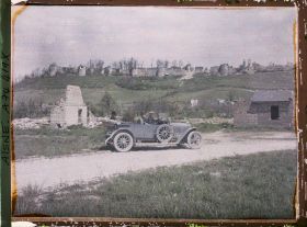 Image représentant Hommes prenant la pose dans un cabriolet posté dans les ruines de Coucy-le-Château