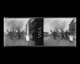 Image représentant Un groupe de militaires à Xiaguan, petit port sur la rive droite du Yangzijiang ("fleuve Bleu"), dans les faubourgs nord-ouest de la ville