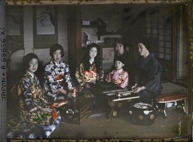 Image représentant Résidence de la famille Kitashirakawa (intérieur), la princesse Kitashirakawa (Fusako), ses trois filles (prénommées Mineko, Sawako et Taeko) et leur cousine, la princesse Takeda Ayako
