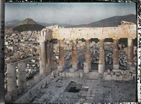 Image représentant Sur l'Acropole, le Parthénon. Vestiges de la colonnade extérieure côté est et derrière eux façade est de l'Acropole, la ville à ses pieds et le Mont Lycabette (vue plongeante)