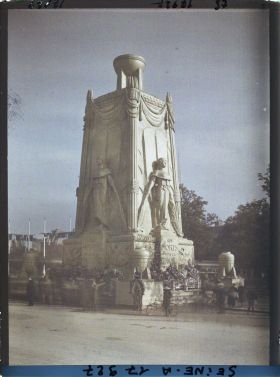 Image représentant Le cénotaphe élevé en mémoire des morts pour la patrie place de l'Etoile pour les fêtes de la Victoire des 13 et 14 juillet
