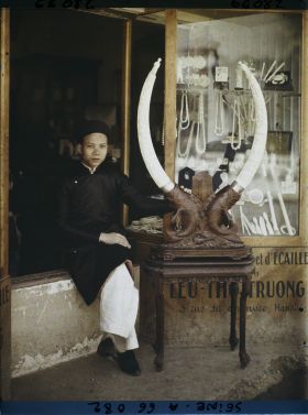 Image représentant L'Exposition Coloniale Internationale de 1931, un marchand d'ivoire annamite