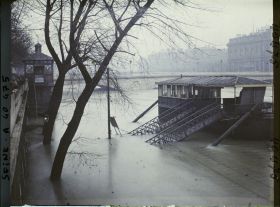 Image représentant La crue de la Seine au pont au Change depuis le quai de la Mégisserie
