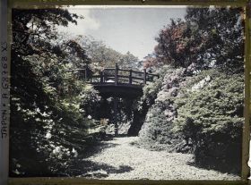 Image représentant Pont enjambant une rivière sèche dans un jardin d'une résidence