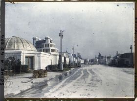 Image représentant L'Exposition des arts décoratifs, l'esplanade des Invalides vue vers le pont Alexandre III. A gauche, le Pavillon de la Compagnie des arts français de Süe et Mare et le Pavillon de Lyon-St Etienne de Tony Garnier