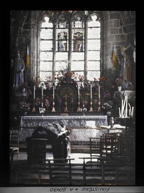 Image représentant Intérieur de la chapelle du Pénity avec le tombeau de saint Ronan
