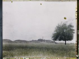 Image représentant Vers le tell de Nebi Yunus sur lequel est bâtie la mosquée du prophète Jonas (tombeau présumé)