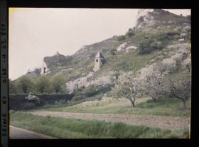 Image représentant Ile de France, Hte Isle, La vieille Eglise creusée dans le rocher vue de la route