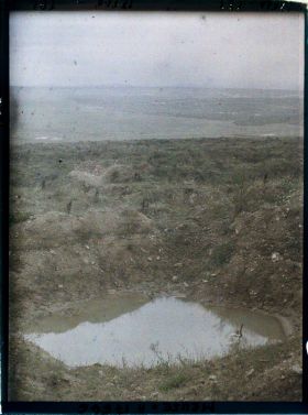 Image représentant France, Fort de Douaumont, Trou de marmite dans le fort vers la côte du Poivre