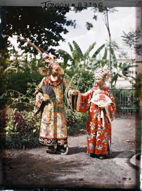 Image représentant Un acteur et une actrice du Théâtre Saïgonnais, en costume de scène, dans un jardin