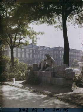 Image représentant Le square de la cour Napoléon et l'aile Denon du Louvre