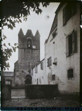 Image représentant France , Tardets, (Capitale de la Hte Soule) Vieille Maison et l'ancienne Eglise
