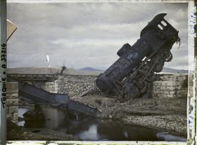 Image représentant Locomotive accidentée (lors de la guerre ?)
