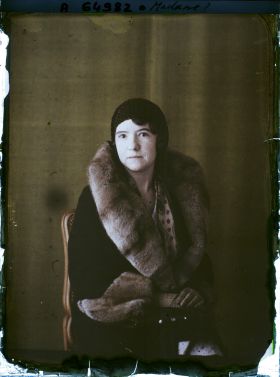 Image représentant https://musee-albert-kahn.s-museum.fr/home/NWQ2OTAwYzNmYjZlZTk1ZWQwODJmMjY4L2dlbmVyaWMtbm90aWNlLXRhYi9hdXRob3JpdHkvNjE3YTc5ZjVjZjhiODk2OGIzMzM3ZDIx/5d6900c3fb6ee95ed082f268/generic-notice-tab/authority/617a79ebcf8b8968b3336f13 Madame Homberg