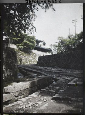 Image représentant Une rue en pente dans un quartier résidentiel