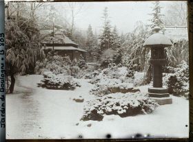 Image représentant Le " village japonais " sous la neige, vu non loin de son entrée, côté jardin anglais
