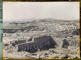 Image représentant Panorama sur la ville basse vers le nord, les quartiers du Hieron (sanctuaire) d'Apollon et plus loin, du Lac Sacré