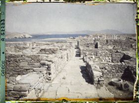 Image représentant La rue du Théâtre, vue prise vers la mer