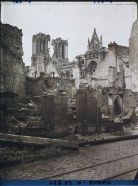 Image représentant France, Reims, Cathédrale à travers les ruines