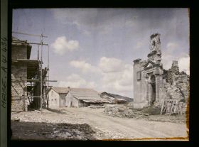 Image représentant France, Les Eparges, Ruines de l'Eglise et Reconstructions