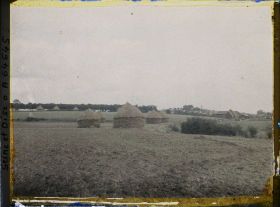 Image représentant Ile de France, Bouffémont, Meules de blé en avant du Village