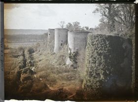 Image représentant France, Coucy le Chau, Les Remparts