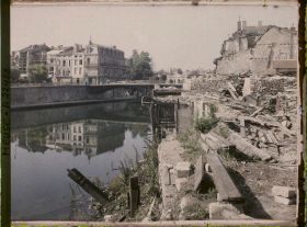 Image représentant France, Verdun, Ruines sur les rives de la Meuse et maisons remises en état