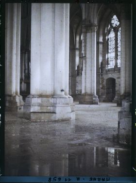 Image représentant France, Reims, Intérieur de la Cathédrale : le dégel a produit une véritable inondation