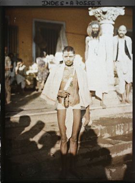 Image représentant Jeune brahmane ou sadhu sur les marches d'un temple hindou