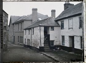 Image représentant Deux enfants en haut d'un escalier d'une maison