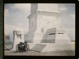 Image représentant France, Ne De de Lorette, La base du Monument (du phare)