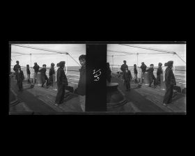 Image représentant Passagers asiatiques ou membres d'équipage sur le pont à l'avant du navire