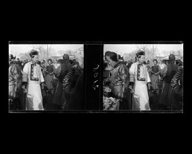 Image représentant Probablement à proximité de Xizhimen dajie ("avenue de la Porte Droite de l'Ouest"). Les visiteurs d'une foire monastique (miaohui)