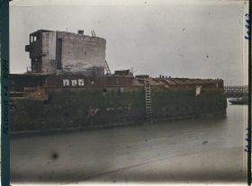 Image représentant Belgique, Zeebrugge, L'avant de l'"Iphigenia" avec son blockhaus de ciment