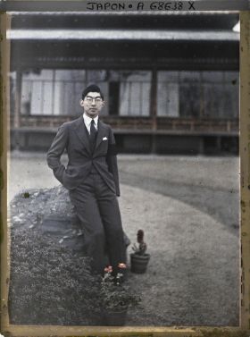 Image représentant Résidence de la famille Kitashirakawa : le prince Chichibu, portant le deuil de son père l'empereur Yoshihito, décédé le 25 décembre 1926