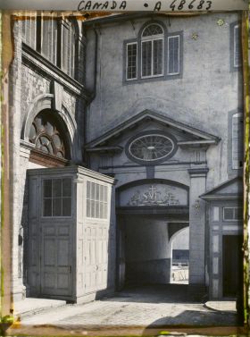 Image représentant Canada, Québec, Entrée de la Cour du Séminaire