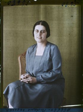 Image représentant https://musee-albert-kahn.s-museum.fr/home/NWQ2OTAwYzNmYjZlZTk1ZWQwODJmMjY4L2dlbmVyaWMtbm90aWNlLXRhYi9hdXRob3JpdHkvNjE3YTc5ZjVjZjhiODk2OGIzMzM3ZDIx/5d6900c3fb6ee95ed082f268/generic-notice-tab/authority/617a79ebcf8b8968b3337aba Madame Yvonne Zoeller