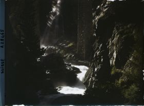 Image représentant Les gorges du Findelbach au pied du pont ferrovière de Findelen